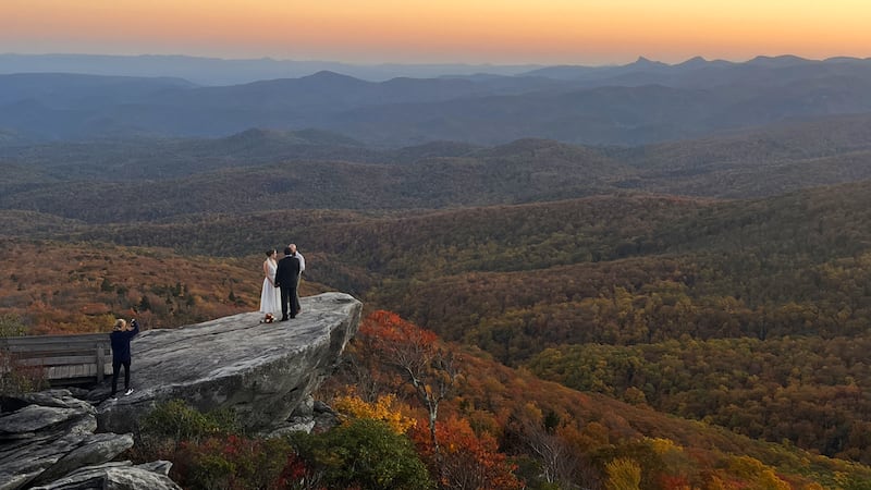 این زوج گفتند «آری» در حالی که نمایی خیرهکننده را مینگریستند! این تصویر را از Rough…