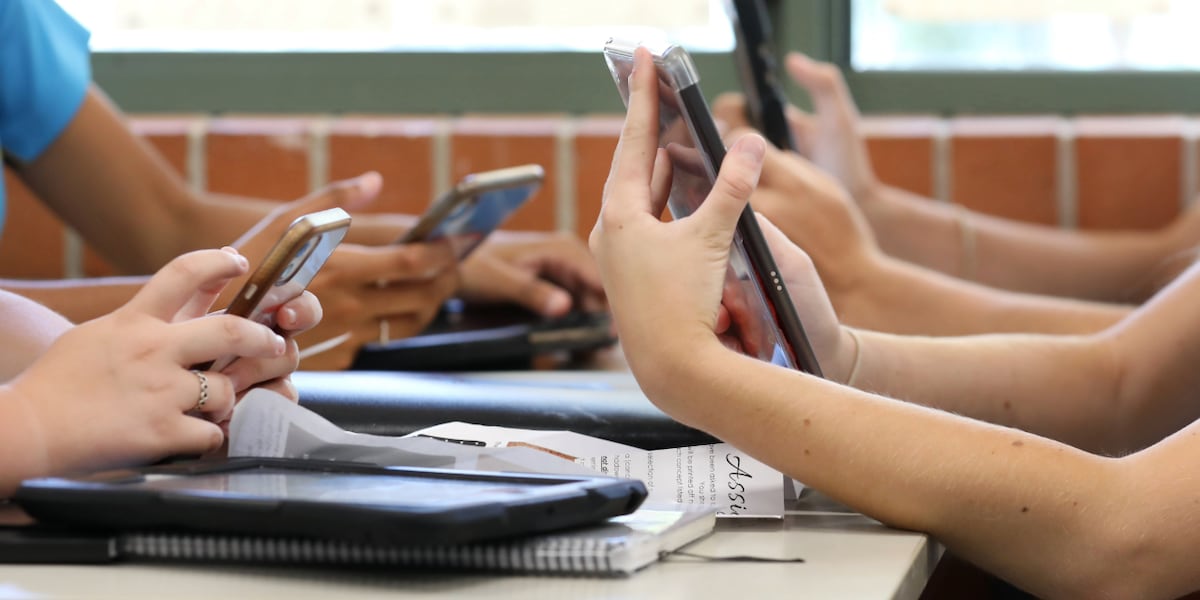 North Carolina cellphone ban in schools passes House, Senate