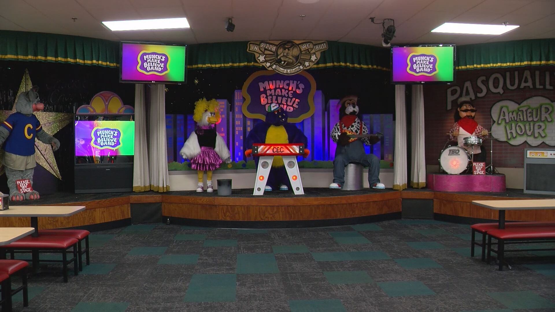 В Пайнвилле сохранился один из пяти в США Chuck E. Cheese с живым аниматронным оркестром